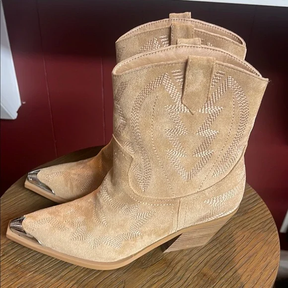 Silver-Tipped Tan Above Ankle Booties Western Style - Picture 4 of 11